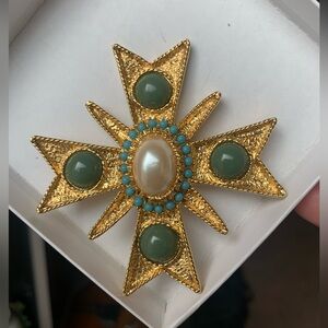 Vintage gold-tone brooch pin w/ faux pearl and stones